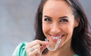 Logra una Sonrisa Atractiva con Ortodoncia Invisible Invisalign 