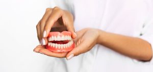Prótesis Dentales: Tipos y Consejos para su Cuidado